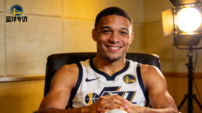 篮球运动员专访特写 - 球员面带微笑接受采访