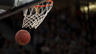 NBA总决赛精彩扣篮画面 - 勒布朗詹姆斯腾空而起