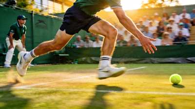 网球大满贯赛场花絮 - 球童飞奔捡球的瞬间