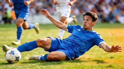 足球比赛中搞笑瞬间 - 球员滑倒后一脸懵的表情